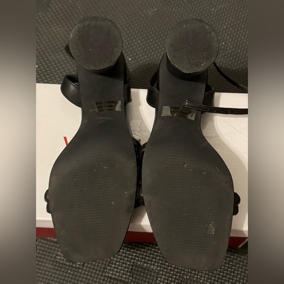 Viciously Vixen black Women's chunky heel sandals. - Picture 3 of 3